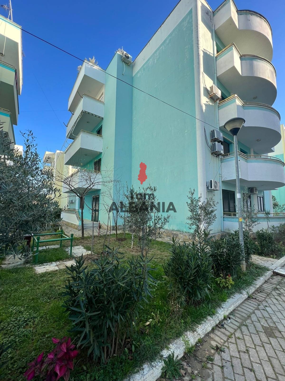2-room apartment on the ground floor, parking in the complex